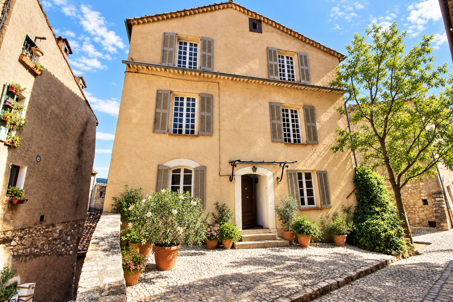 La Vicomtesse facade on Rue du Haut Four